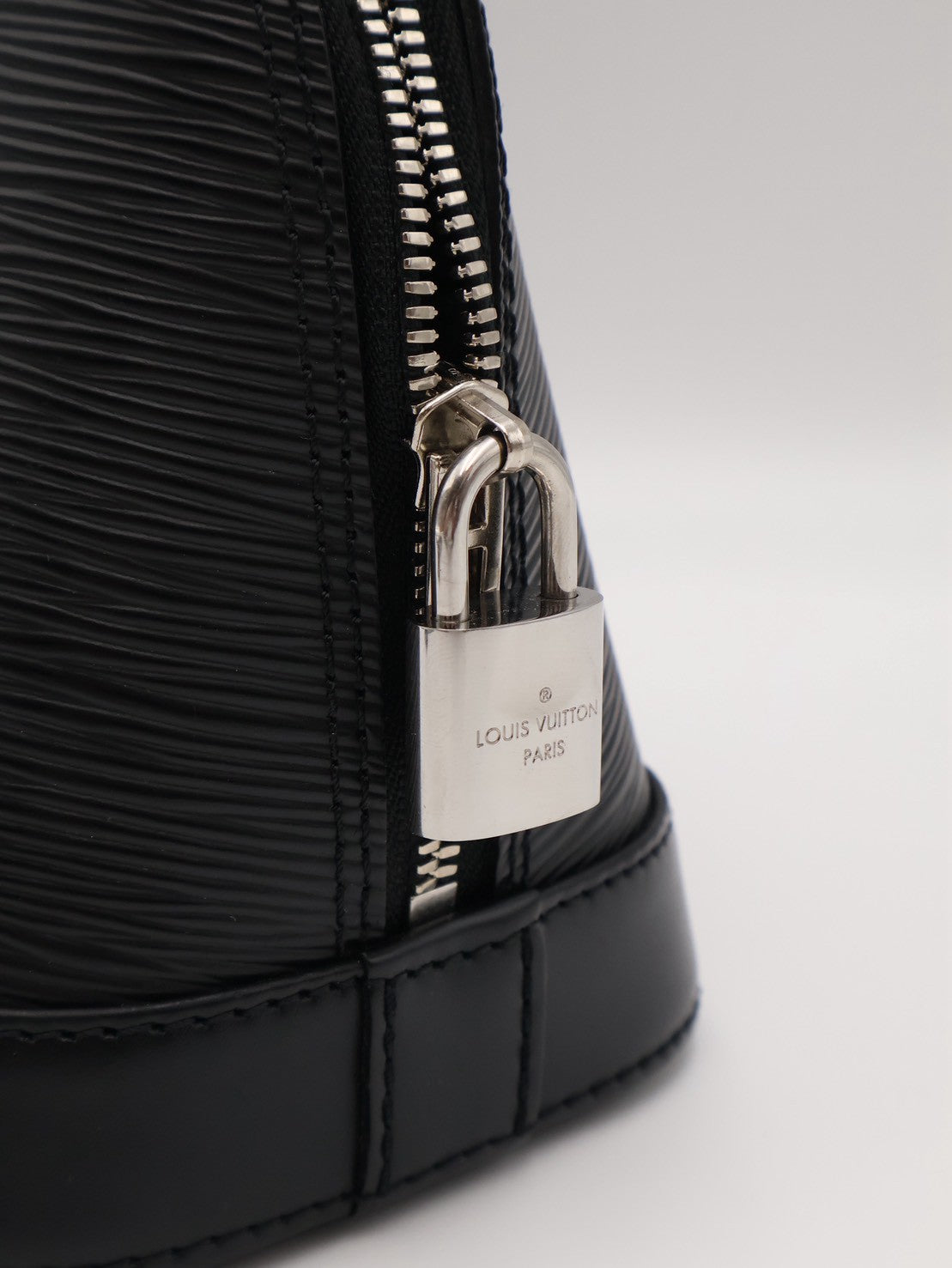 LOUIS VUITTON Alma BB - 黑