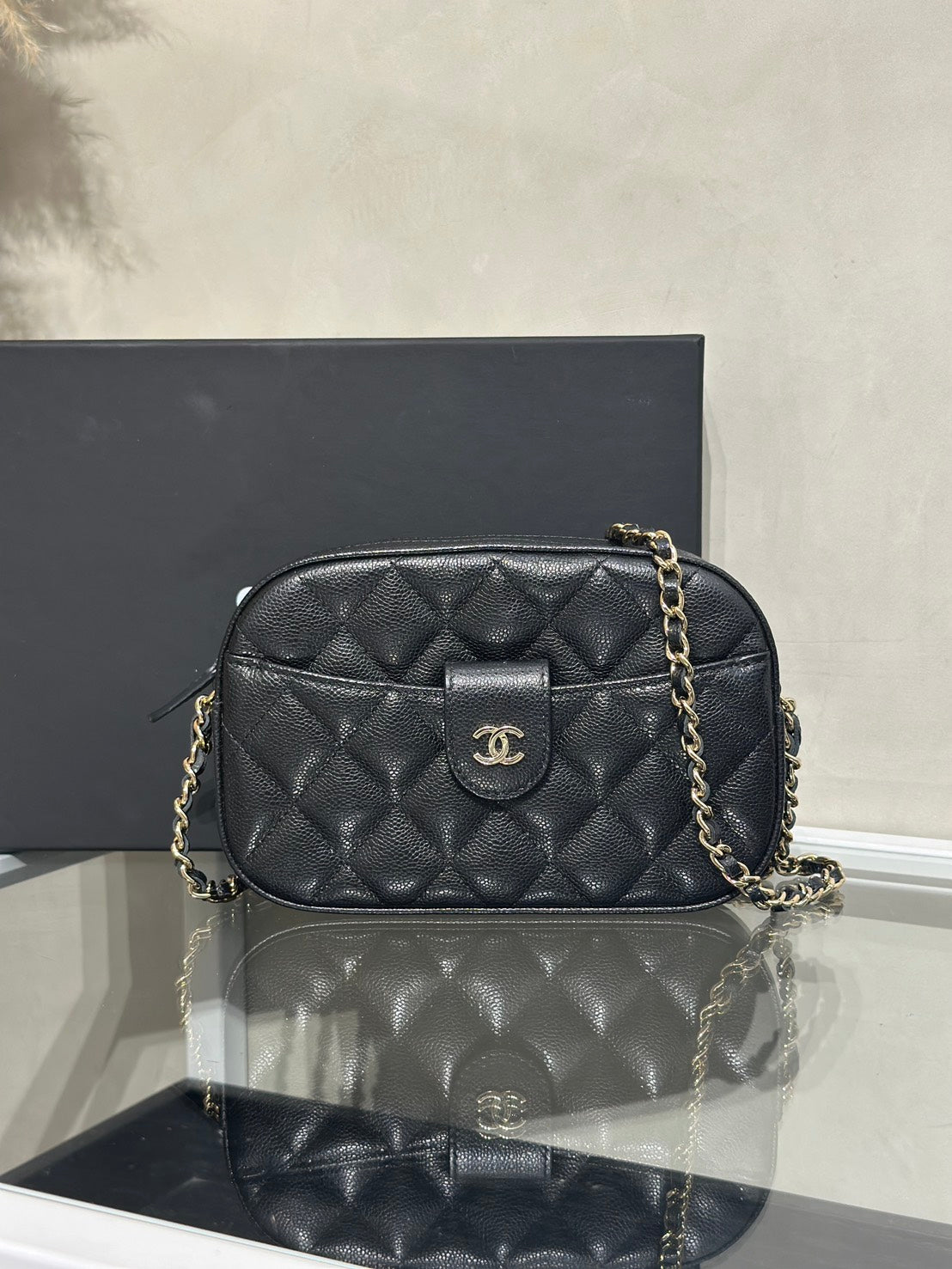 CHANEL 24S粒面牛皮迷你相機包 - 黑金