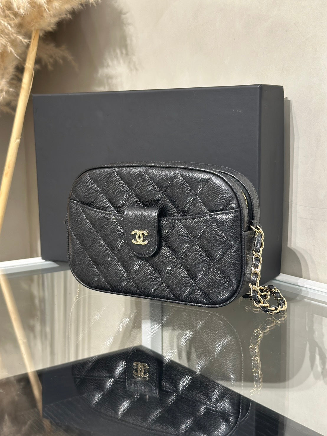 CHANEL 24S粒面牛皮迷你相機包 - 黑金