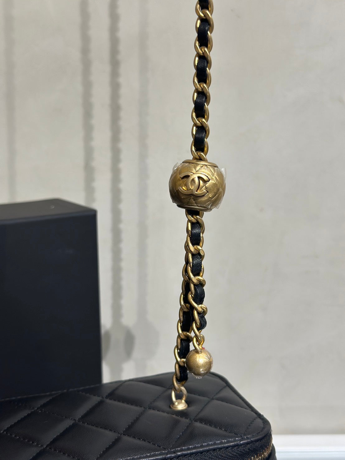 CHANEL 金球羊皮長盒子 - 黑金