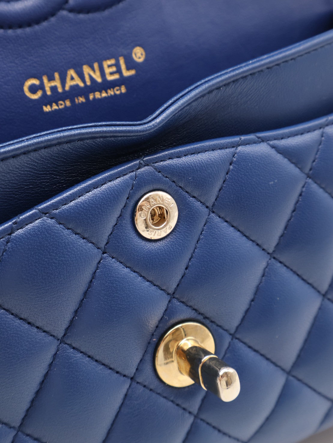 CHANEL 經典口蓋包 CF23 - 羊皮寶藍金25開