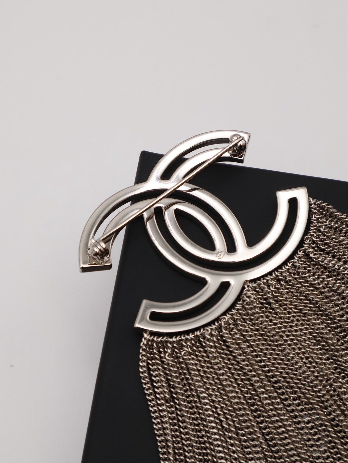 CHANEL 16K水鑽雙C流蘇胸針