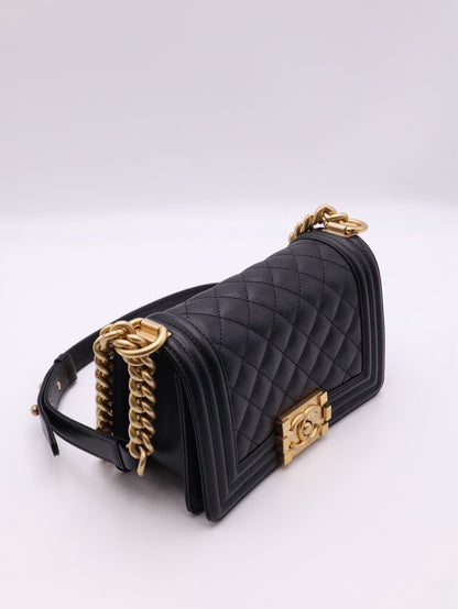 CHANEL Boy20 粒面牛皮口蓋包 - 黑金26開