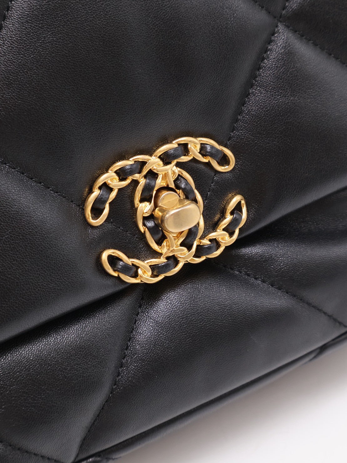 CHANEL 19 Bag 菱格紋羊皮手提肩背包 26 - 黑金