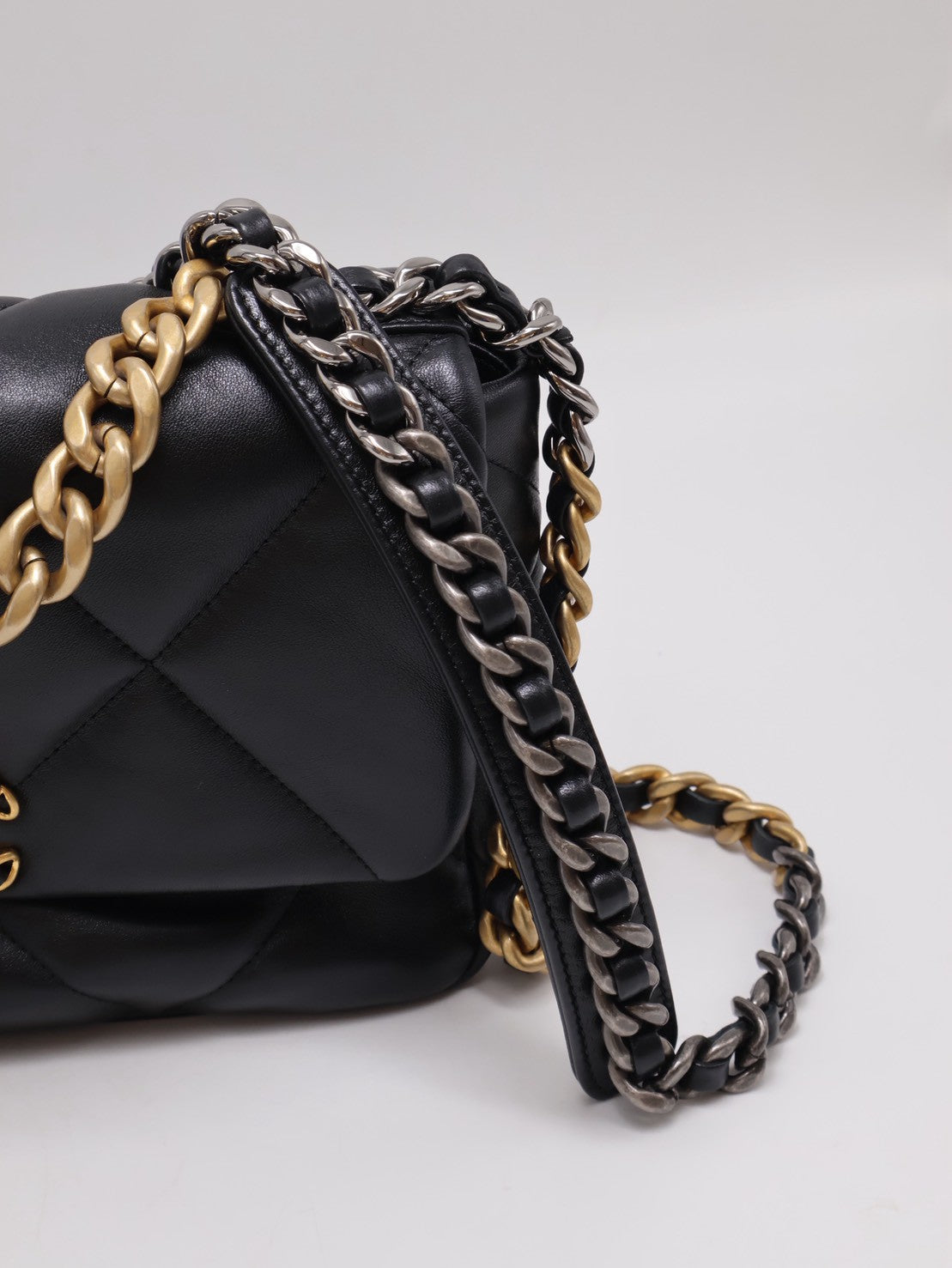 CHANEL 19 Bag 菱格紋羊皮手提肩背包 26 - 黑金