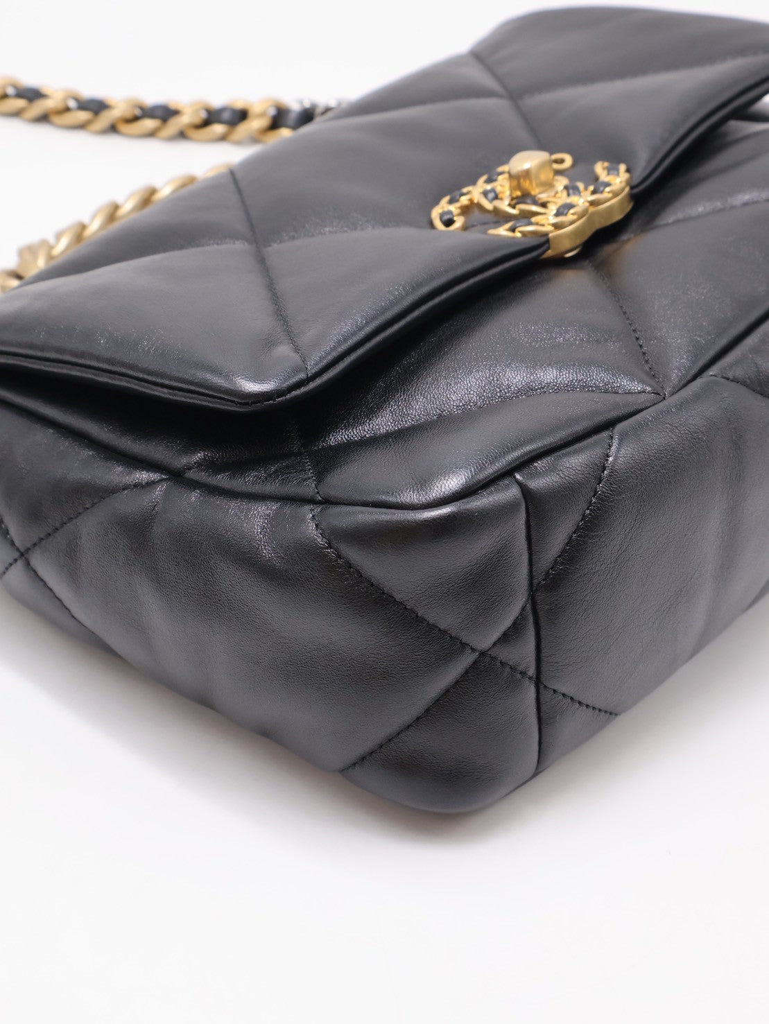 CHANEL 19 Bag 菱格紋羊皮手提肩背包 26 - 黑金