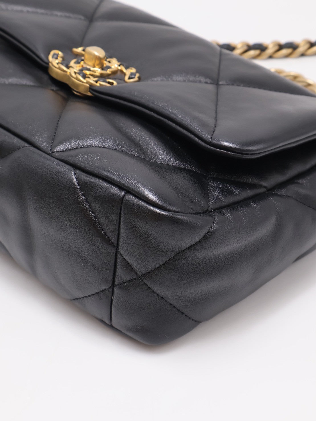 CHANEL 19 Bag 菱格紋羊皮手提肩背包 26 - 黑金