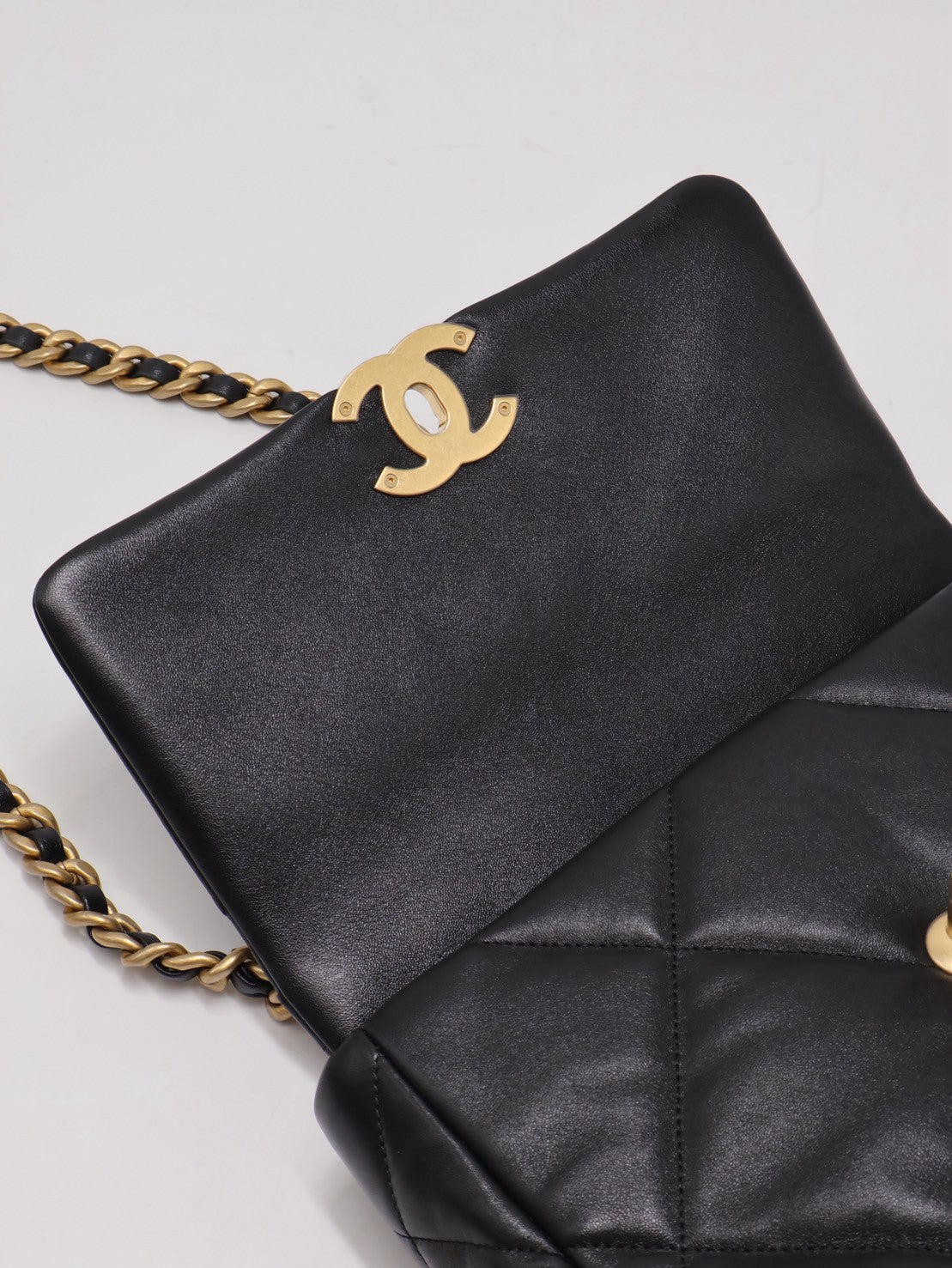 CHANEL 19 Bag 菱格紋羊皮手提肩背包 26 - 黑金