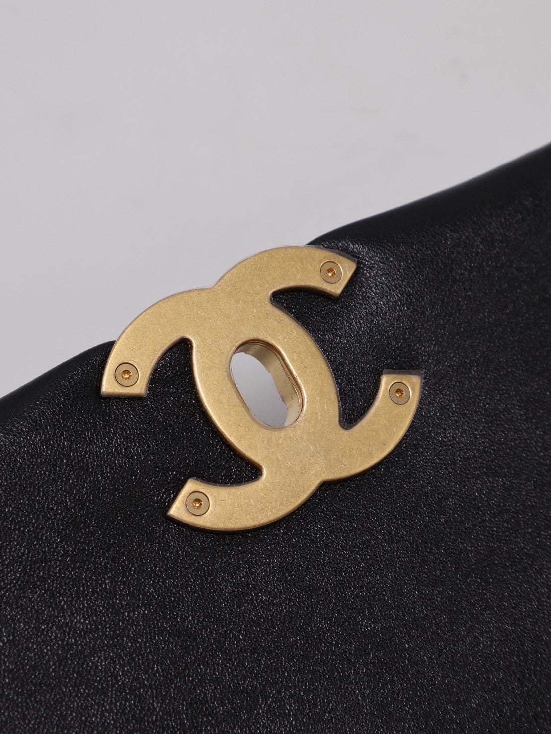 CHANEL 19 Bag 菱格紋羊皮手提肩背包 26 - 黑金