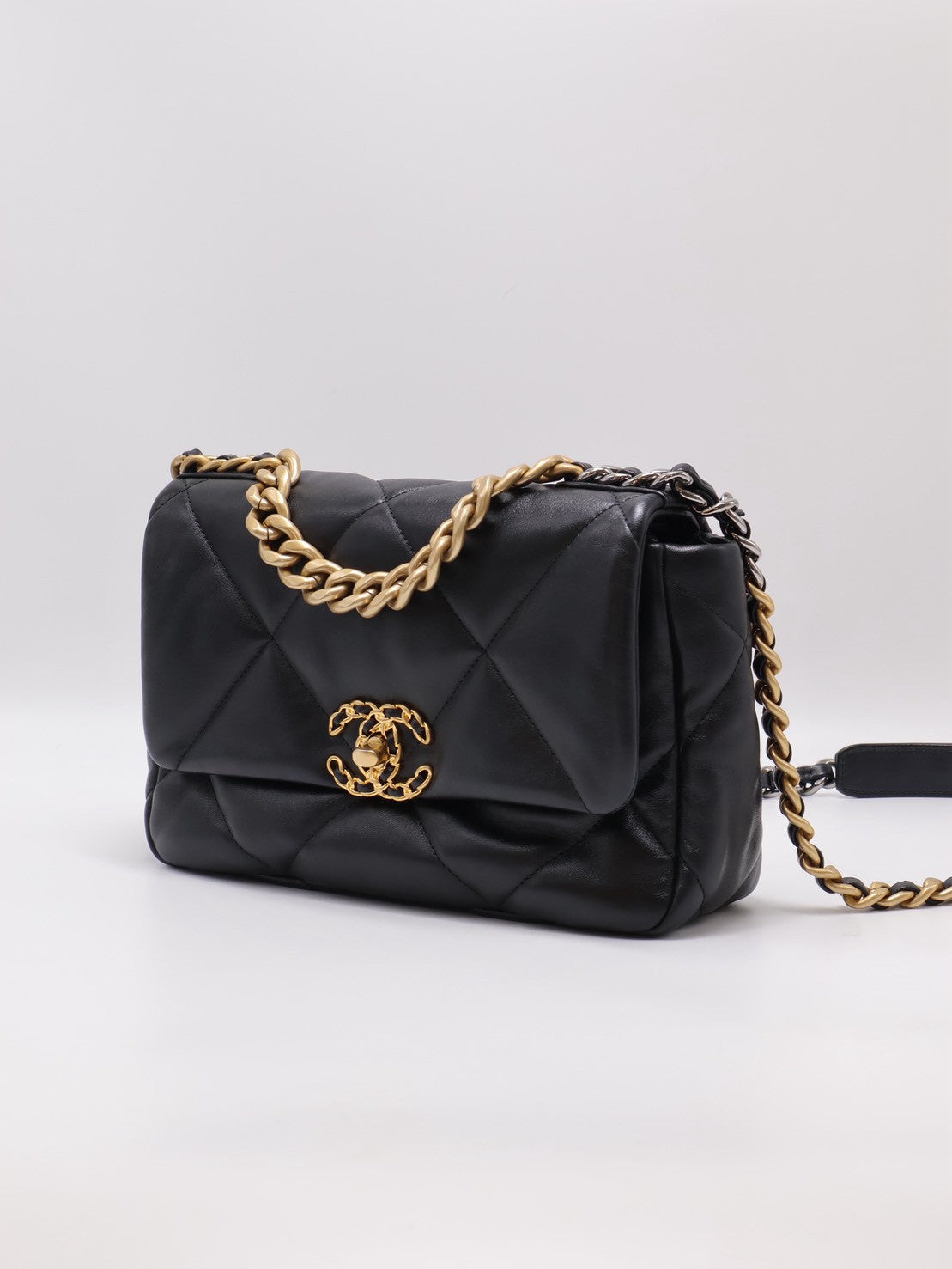 CHANEL 19 Bag 菱格紋羊皮手提肩背包 26 - 黑金