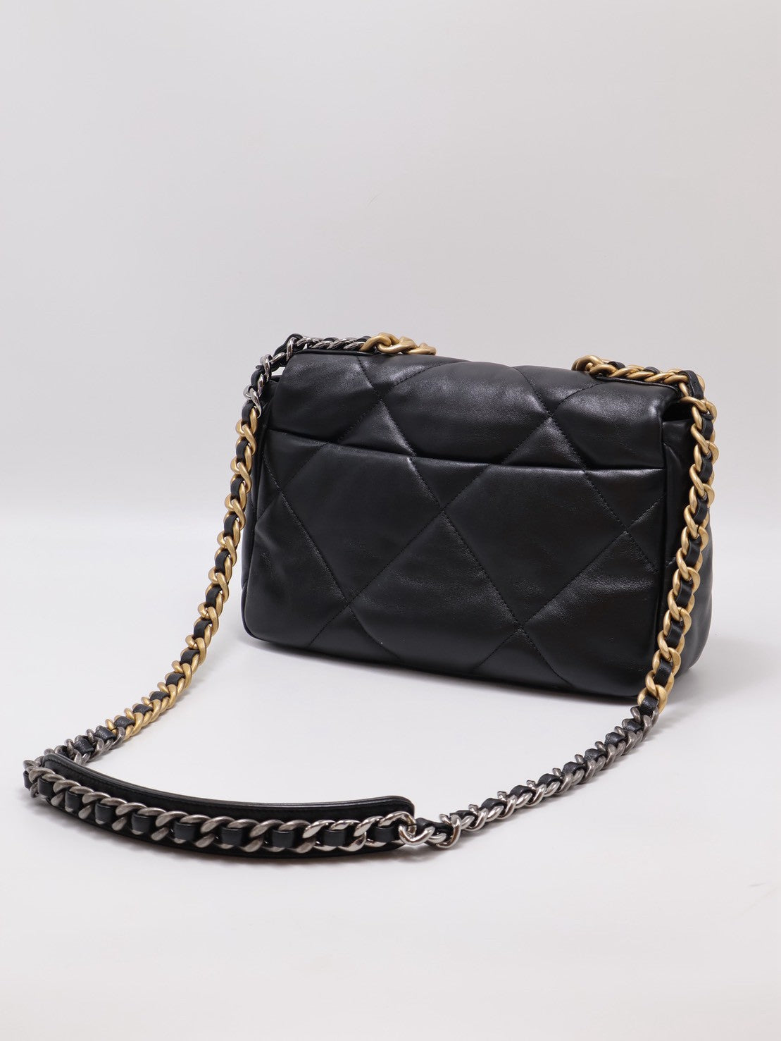 CHANEL 19 Bag 菱格紋羊皮手提肩背包 26 - 黑金