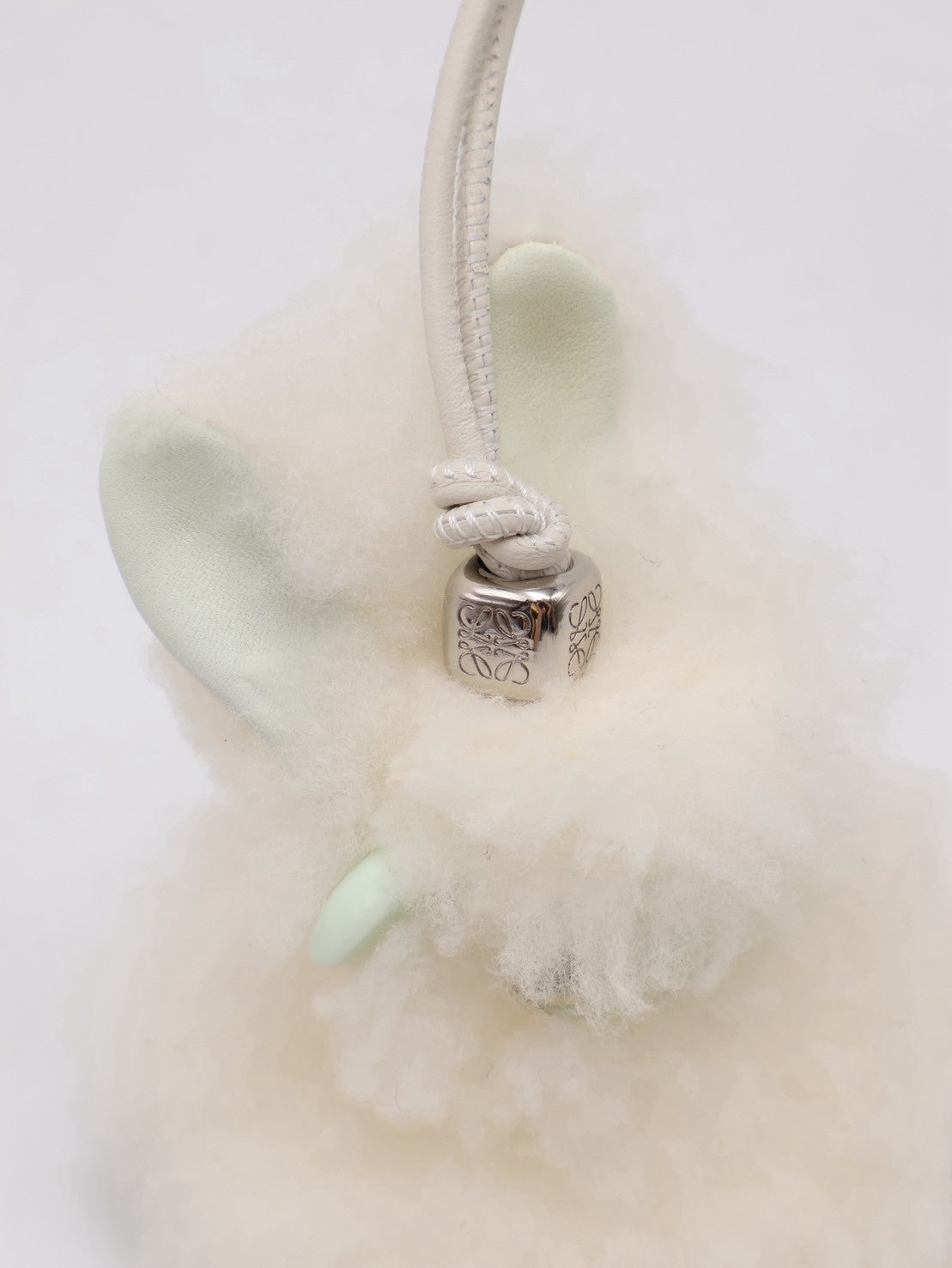 LOEWE 雪兔小精靈吊飾