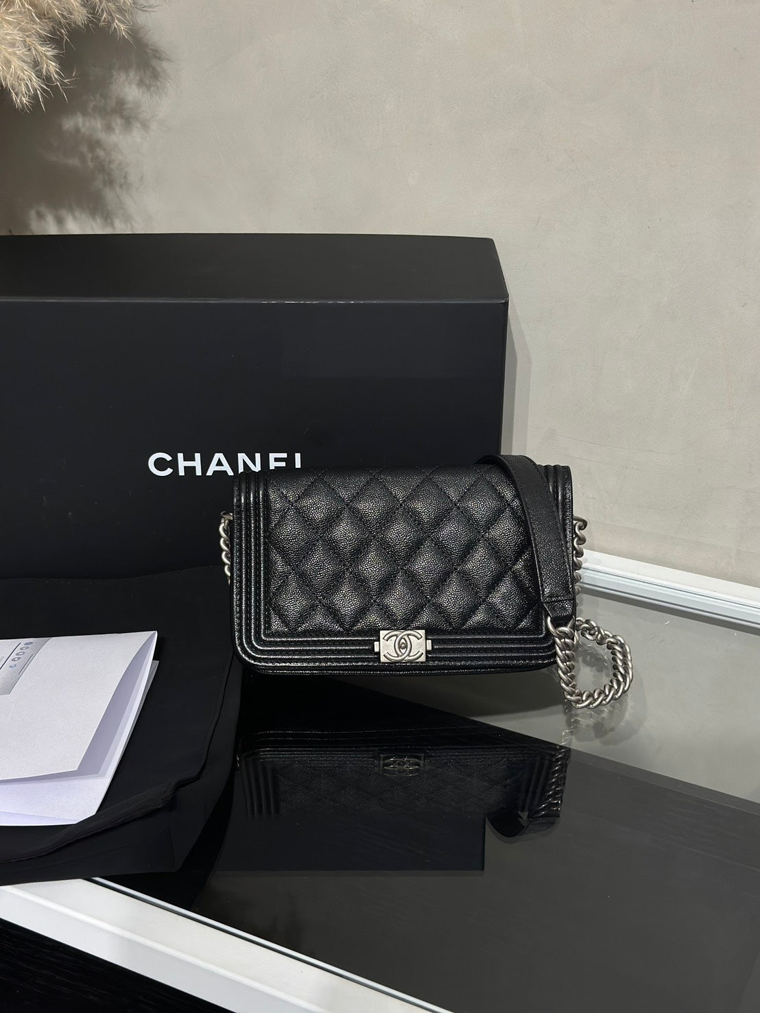 CHANEL Boy粒面牛皮手機包 - 黑銀