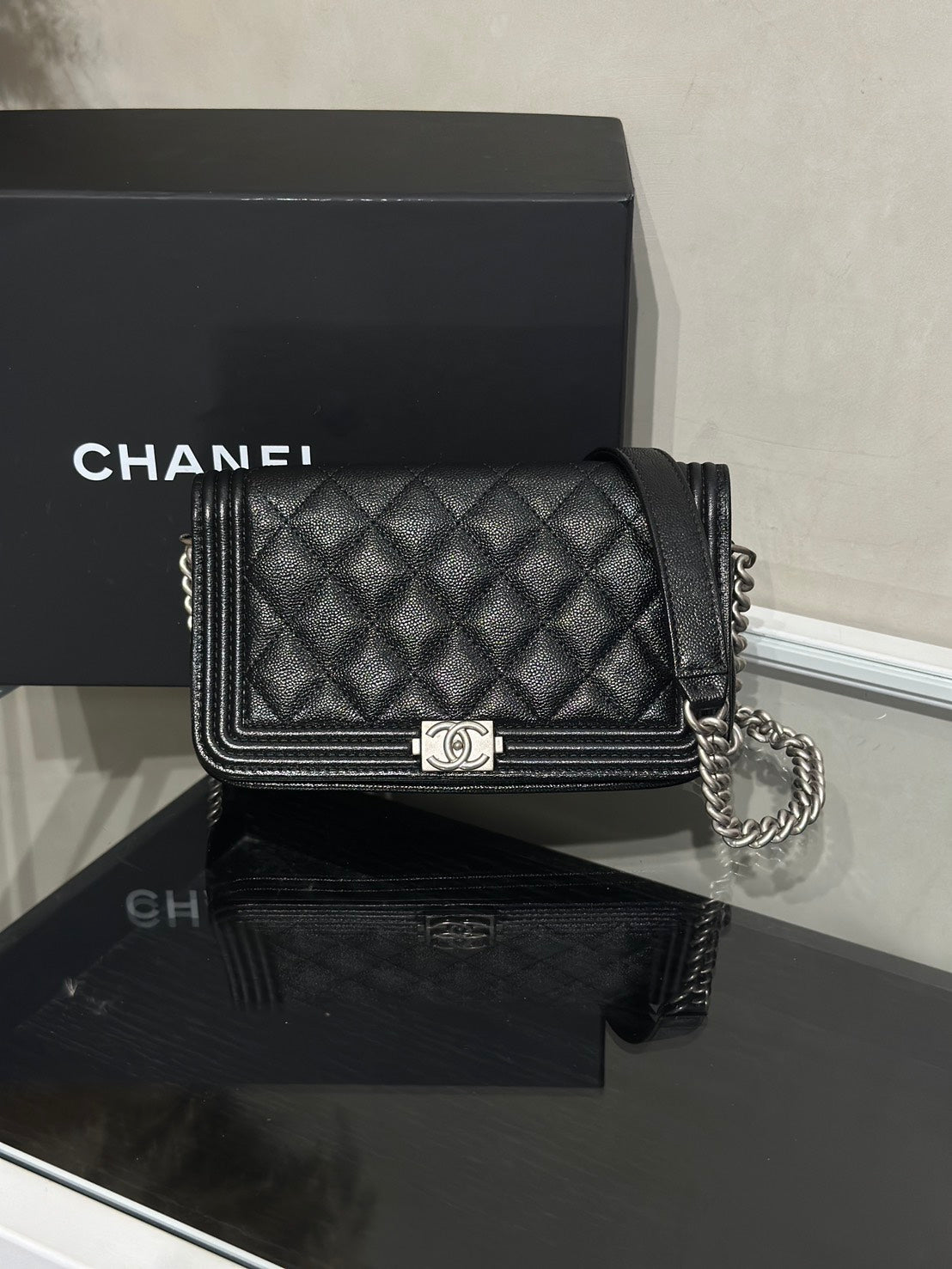 CHANEL Boy粒面牛皮手機包 - 黑銀