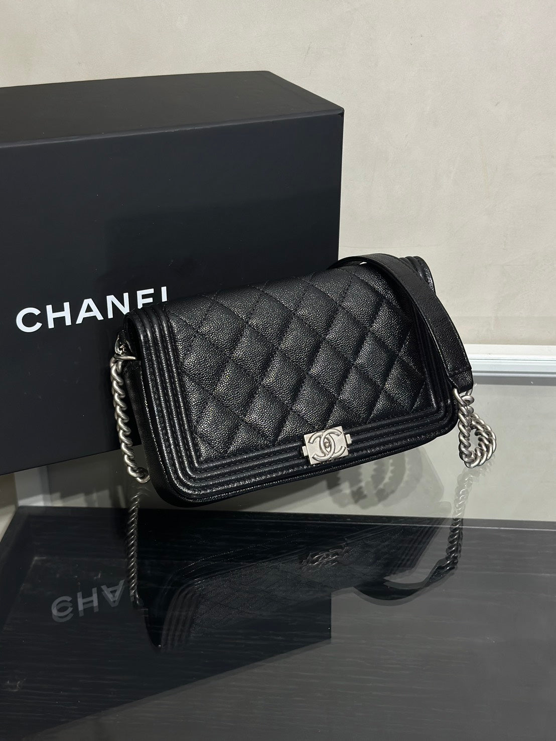 CHANEL Boy粒面牛皮手機包 - 黑銀