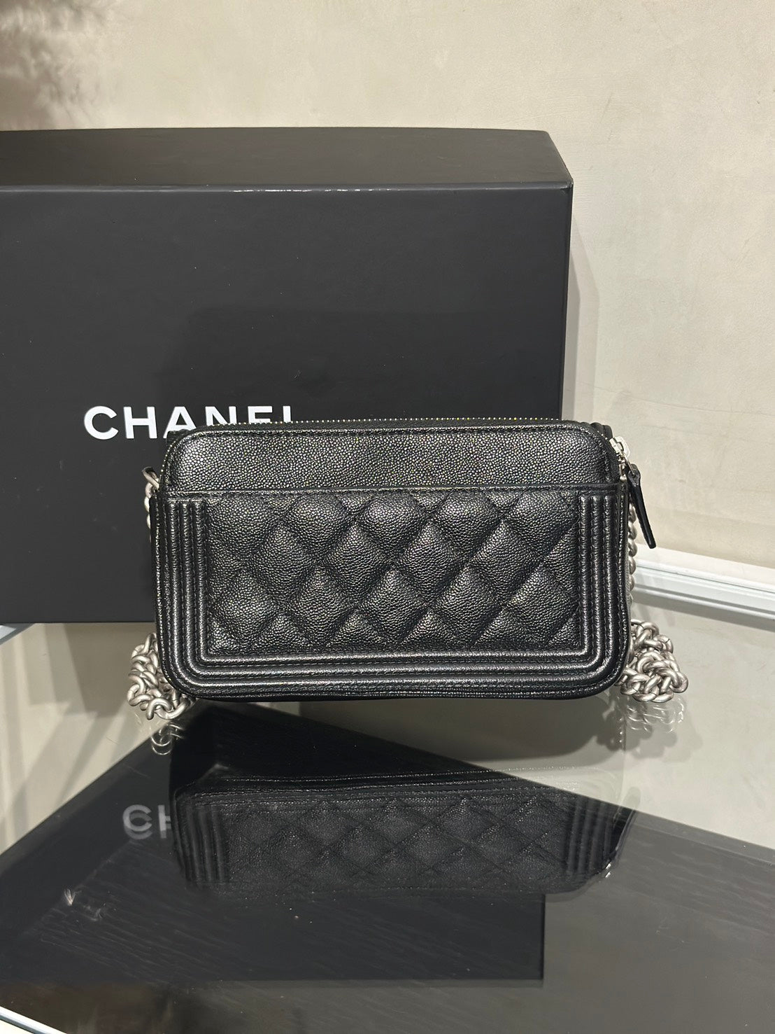 CHANEL Boy粒面牛皮手機包 - 黑銀