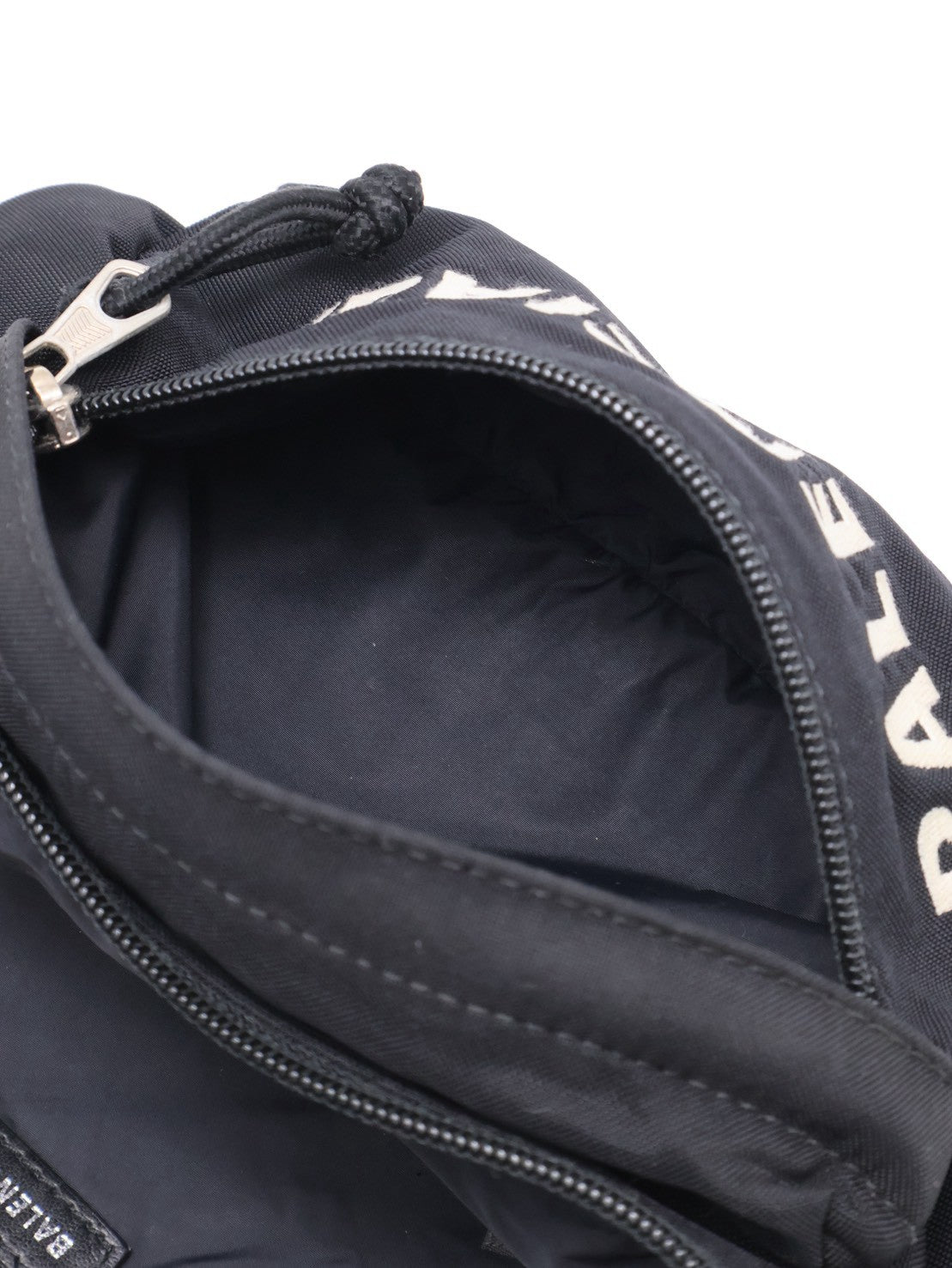 Balenciaga 尼龍斜背胸包