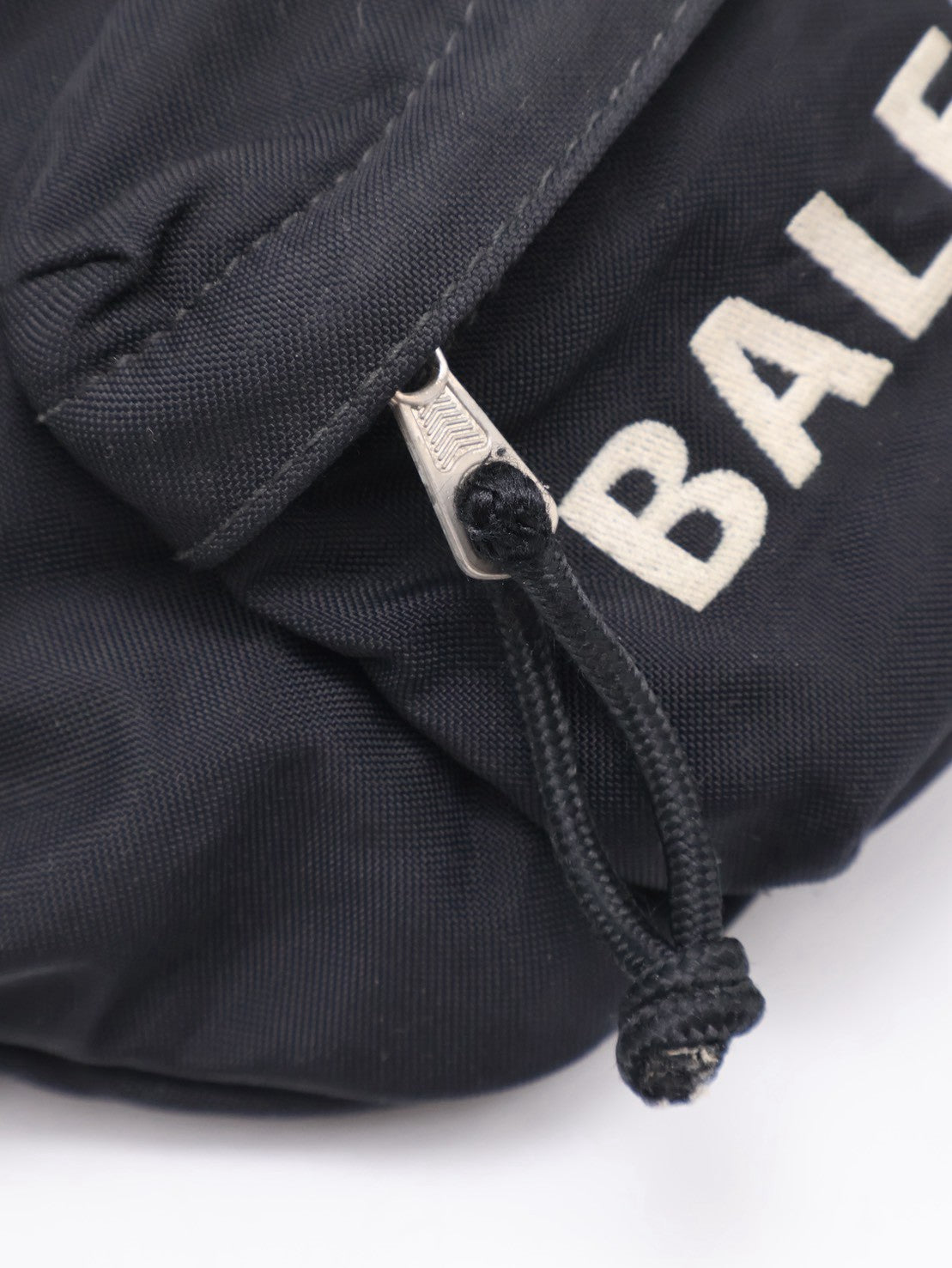 Balenciaga 尼龍斜背胸包