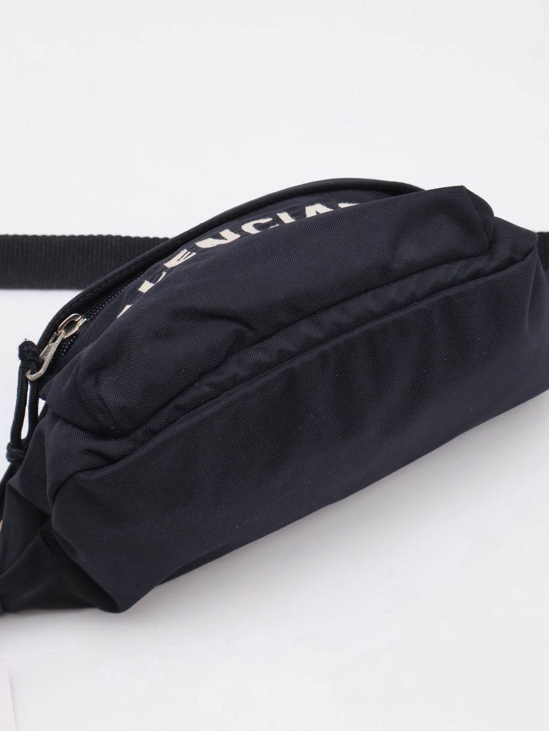 Balenciaga 尼龍斜背胸包