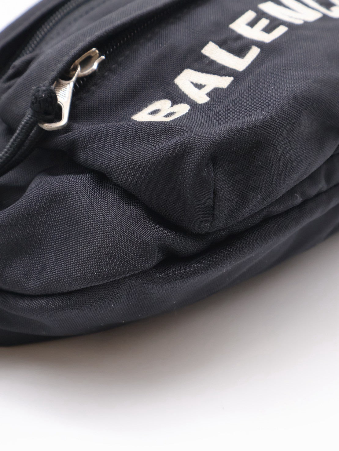 Balenciaga 尼龍斜背胸包