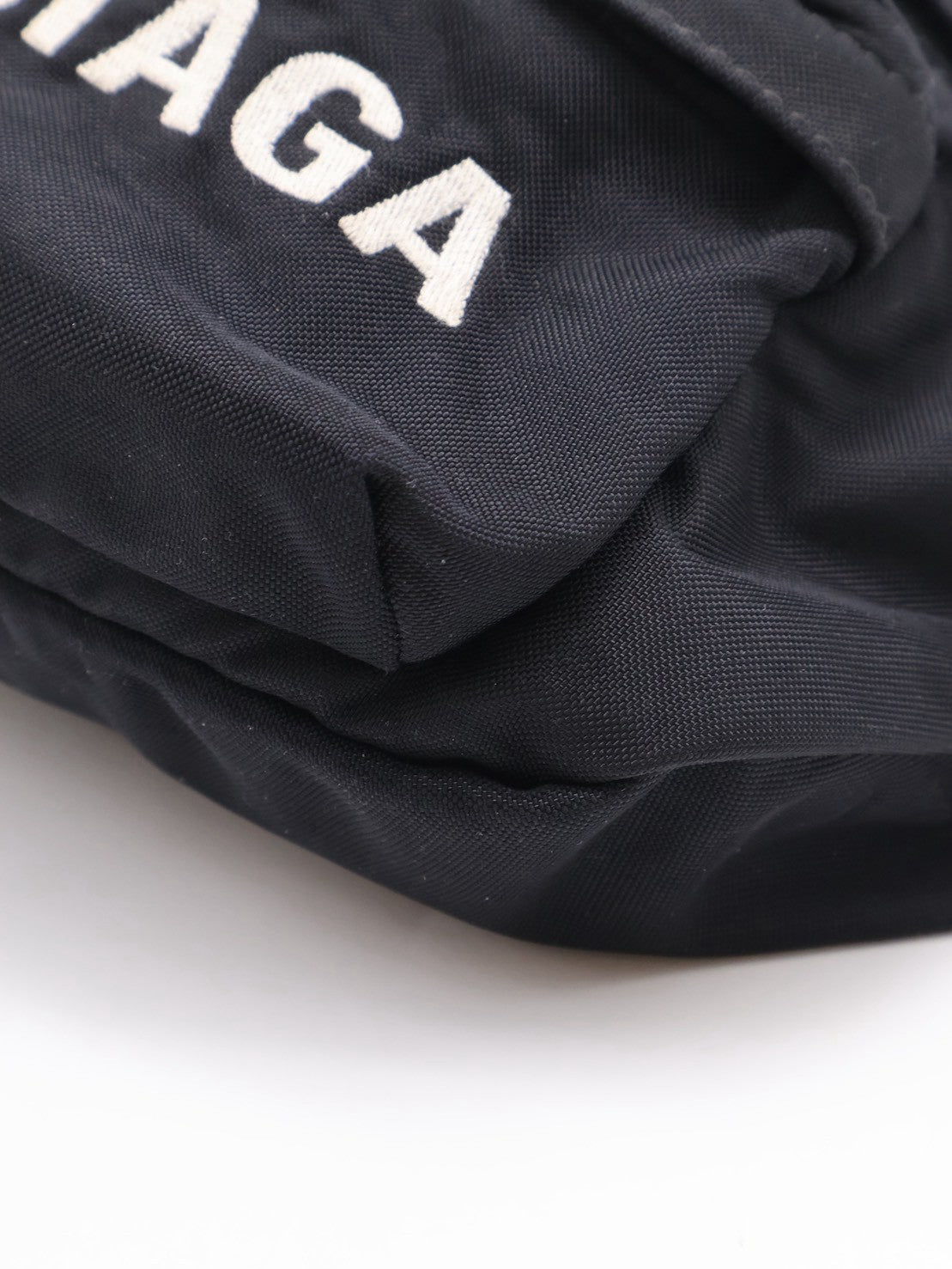 Balenciaga 尼龍斜背胸包
