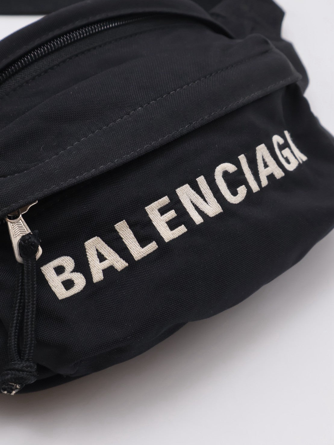 Balenciaga 尼龍斜背胸包
