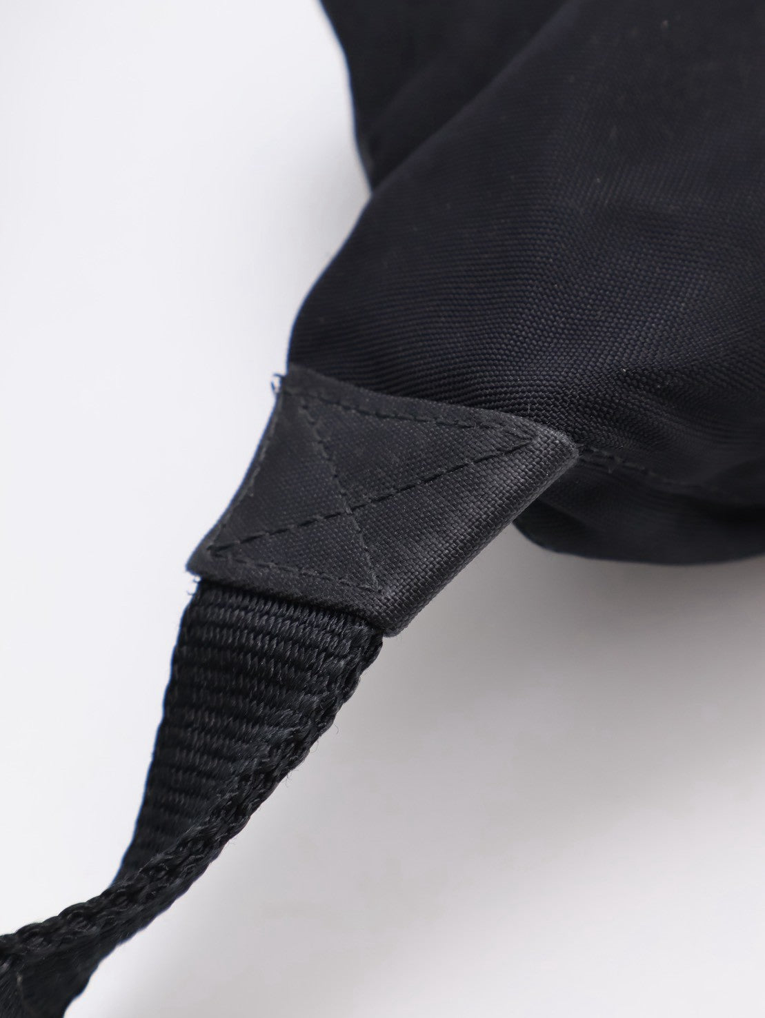 Balenciaga 尼龍斜背胸包