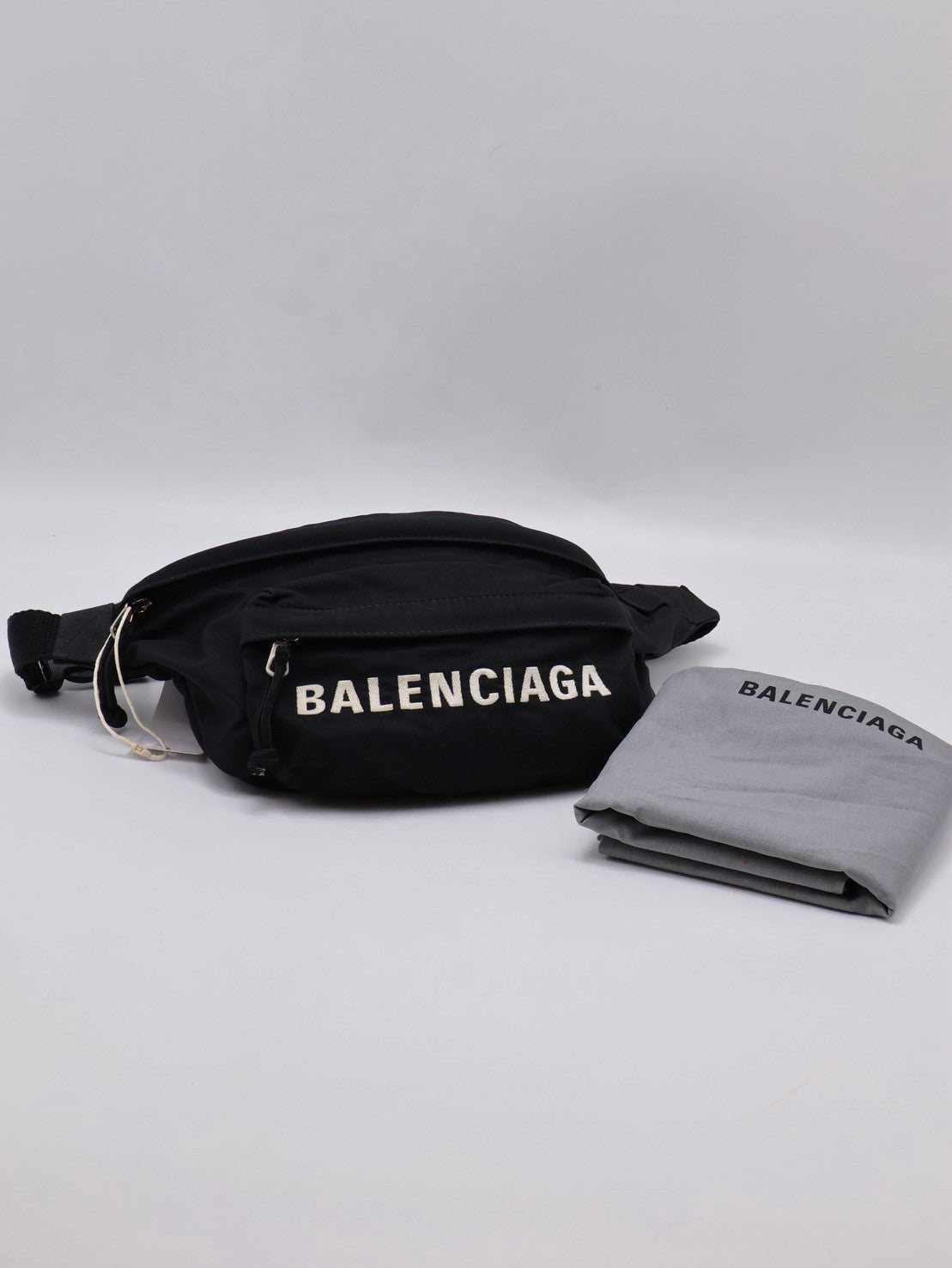 Balenciaga 尼龍斜背胸包