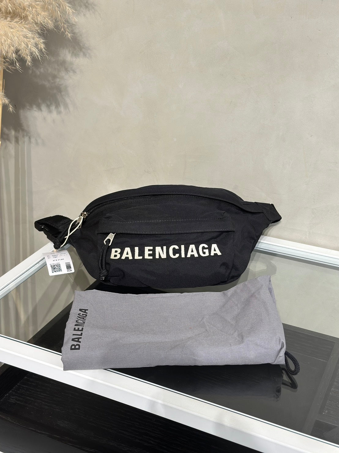 Balenciaga 尼龍斜背胸包
