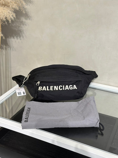 Balenciaga 尼龍斜背胸包