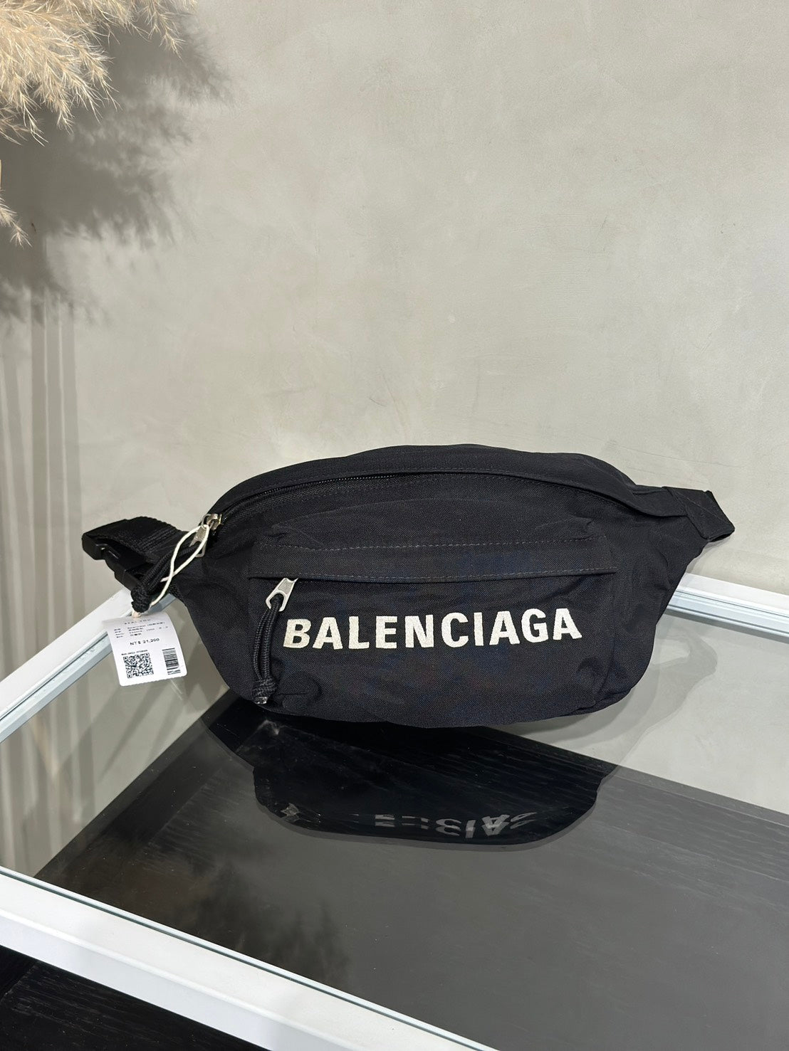 Balenciaga 尼龍斜背胸包