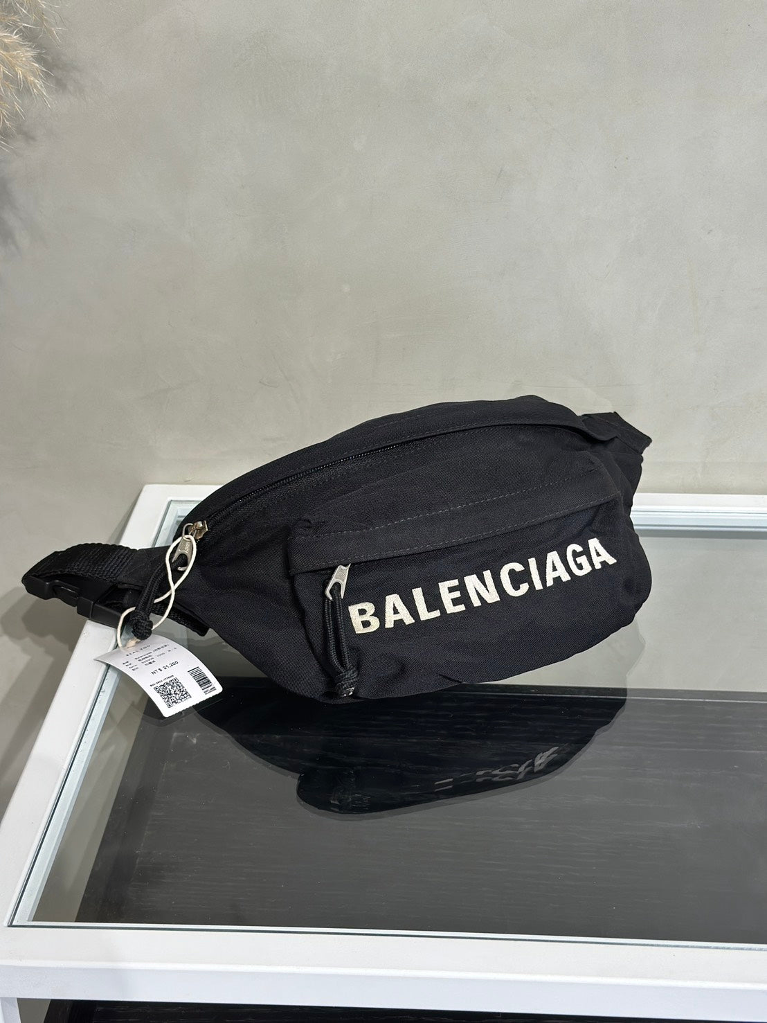 Balenciaga 尼龍斜背胸包