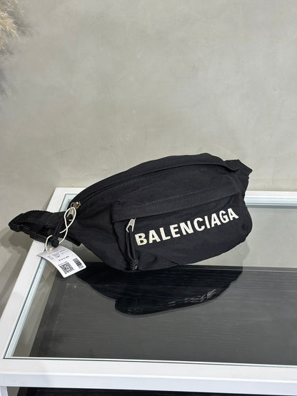 Balenciaga 尼龍斜背胸包