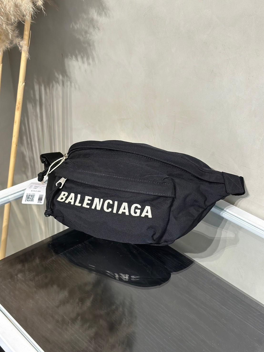 Balenciaga 尼龍斜背胸包
