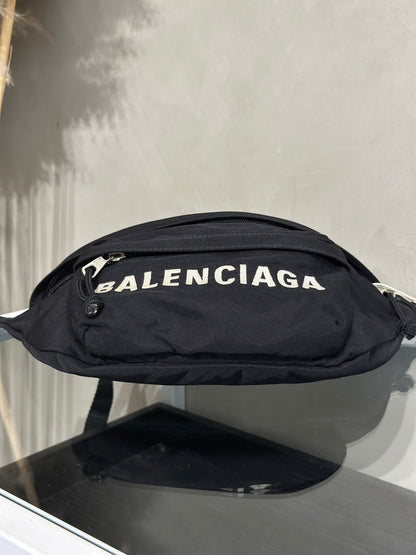 Balenciaga 尼龍斜背胸包