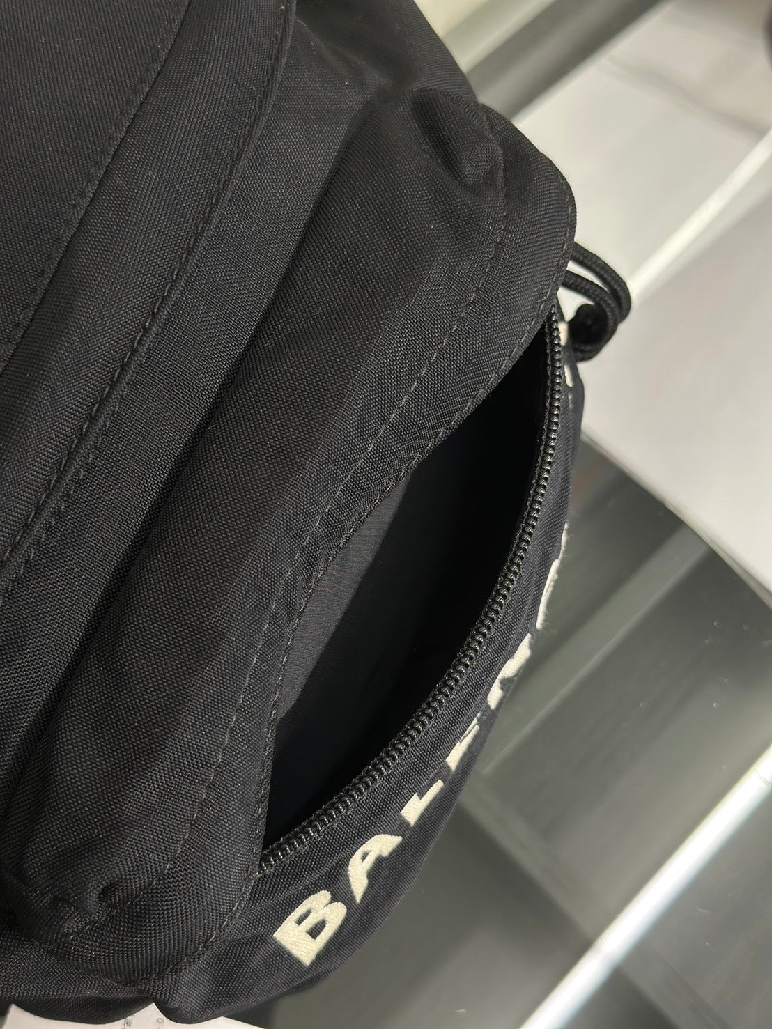 Balenciaga 尼龍斜背胸包