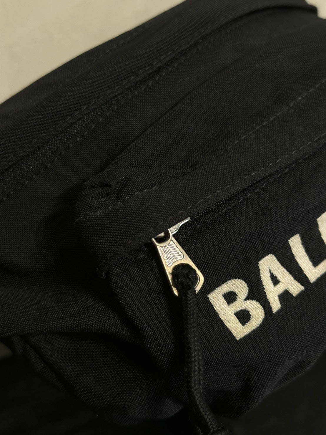 Balenciaga 尼龍斜背胸包