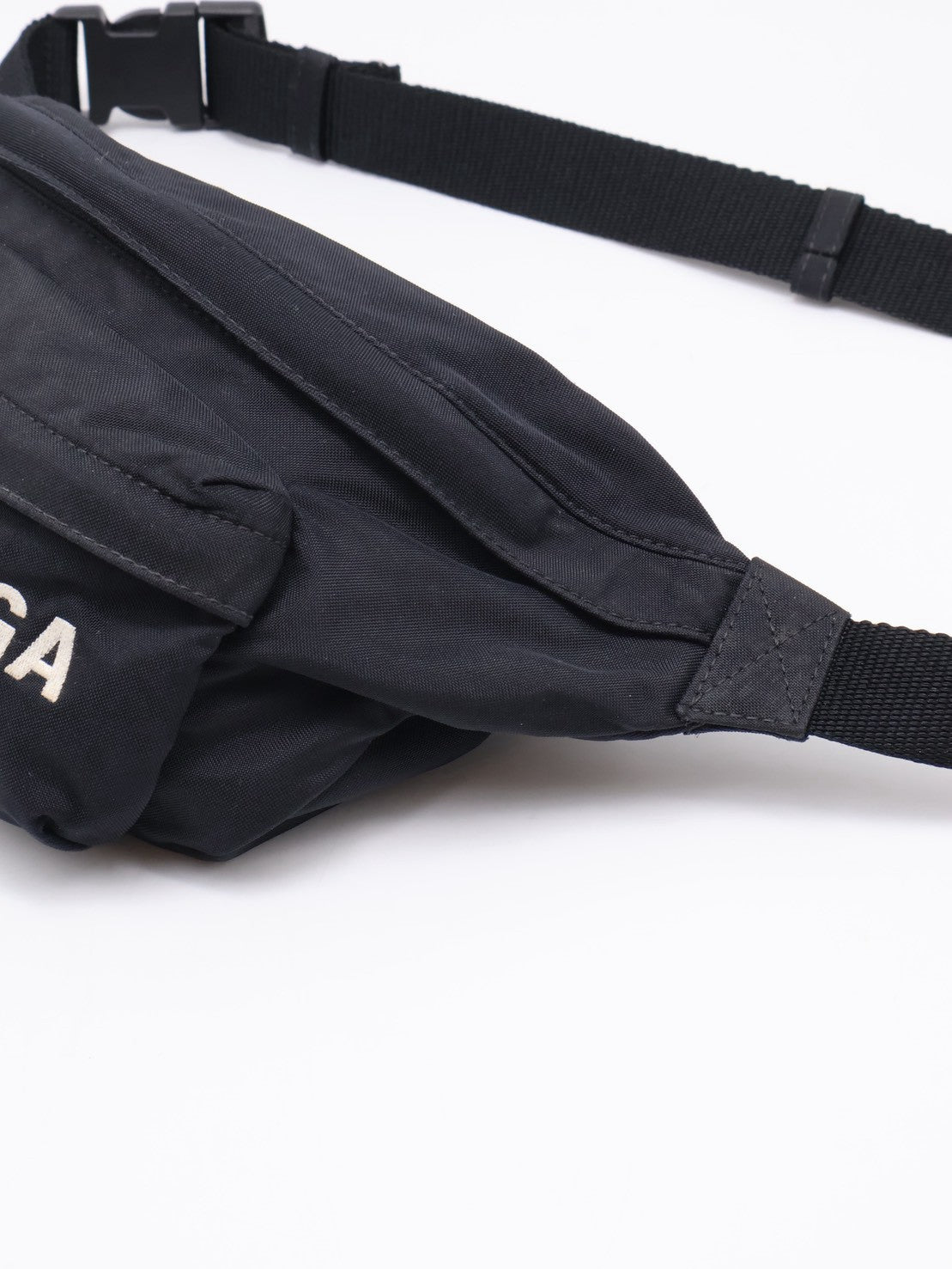Balenciaga 尼龍斜背胸包