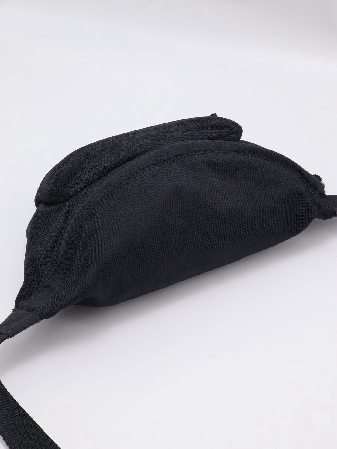 Balenciaga 尼龍斜背胸包