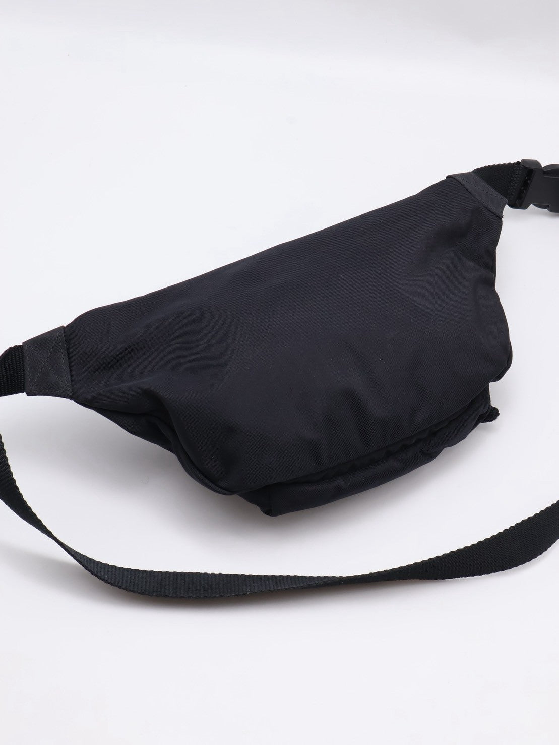 Balenciaga 尼龍斜背胸包