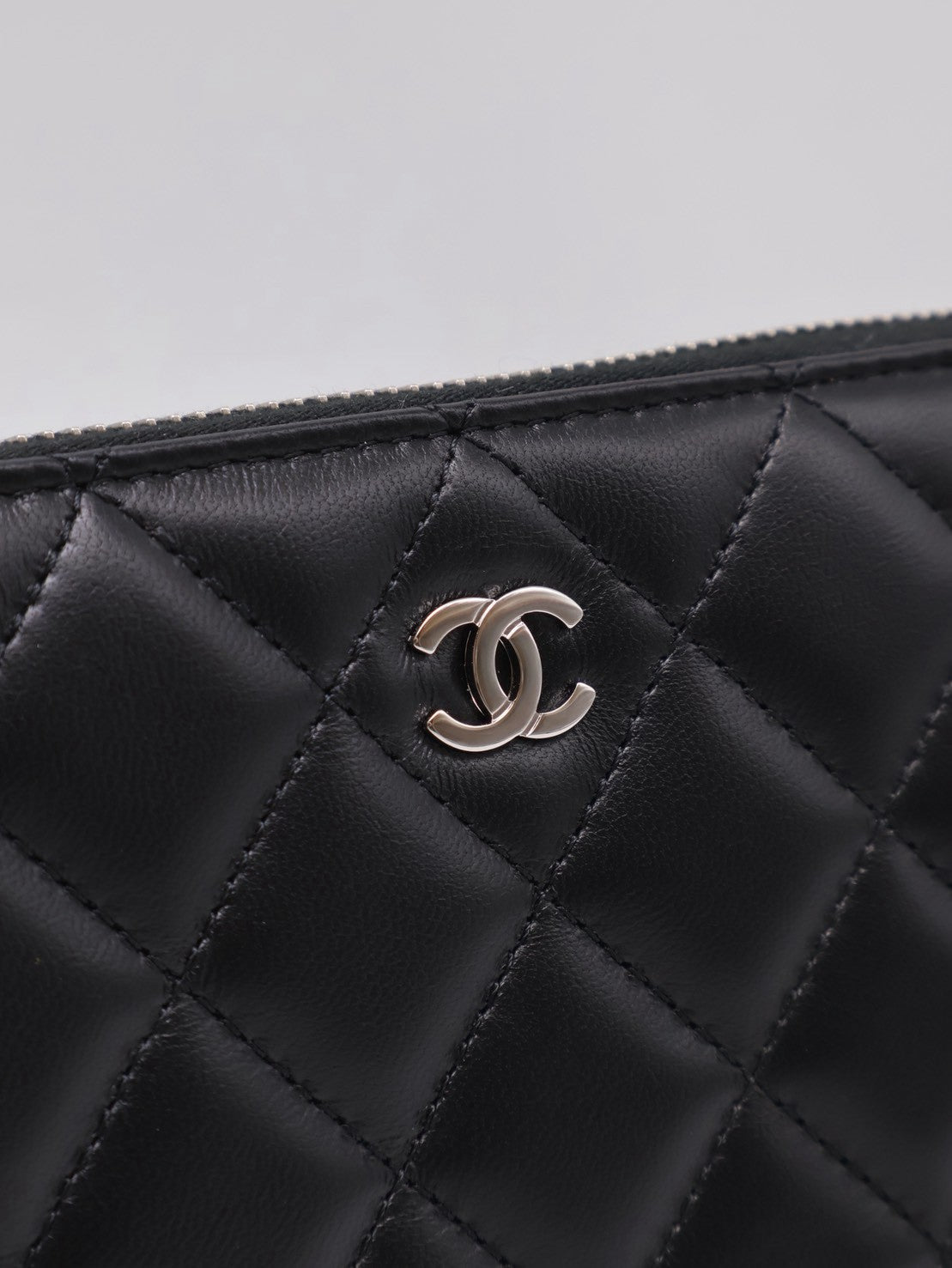 CHANEL 經典羊皮拉鍊長夾 - 黑銀17開