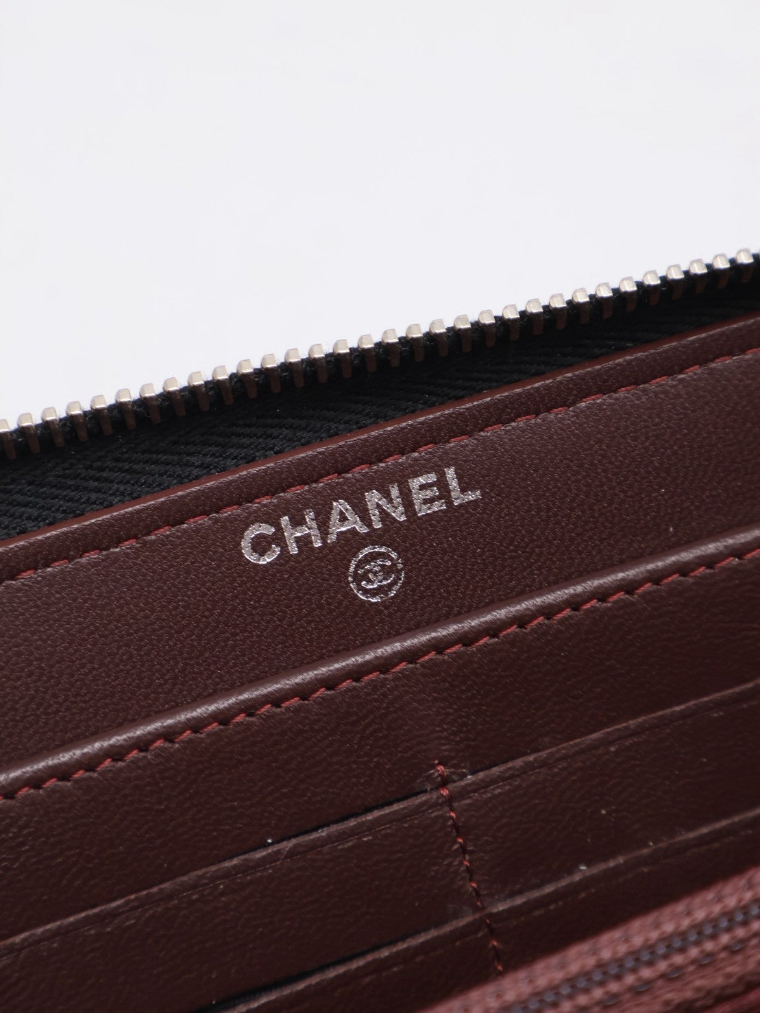 CHANEL 經典羊皮拉鍊長夾 - 黑銀17開