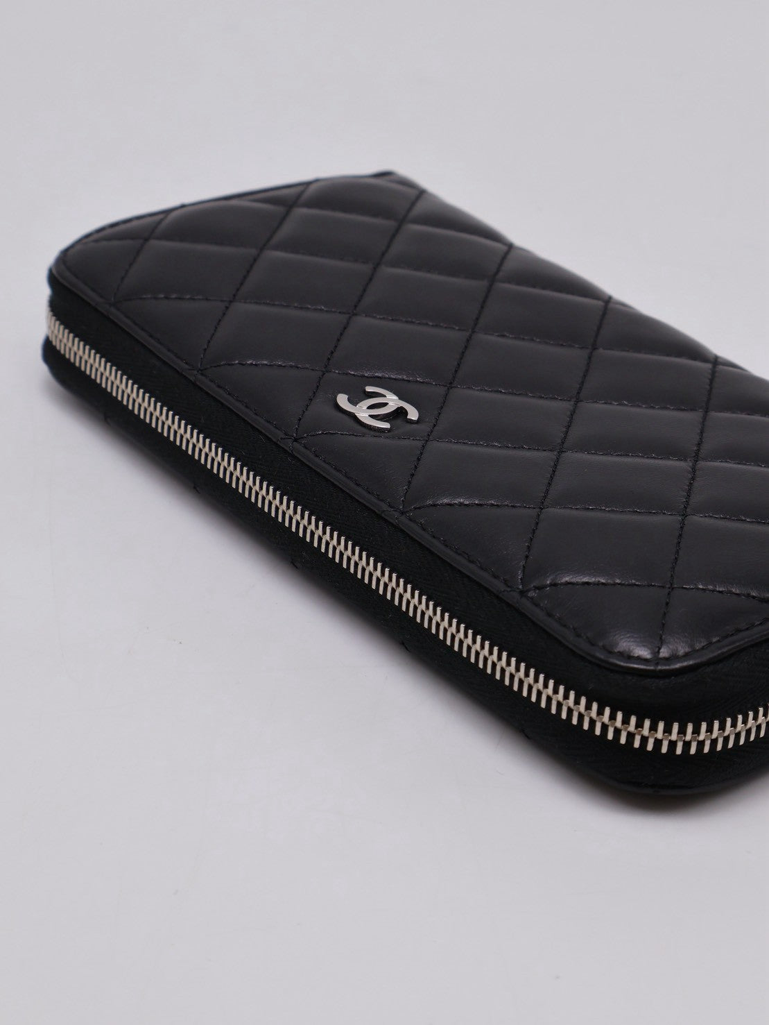 CHANEL 經典羊皮拉鍊長夾 - 黑銀17開