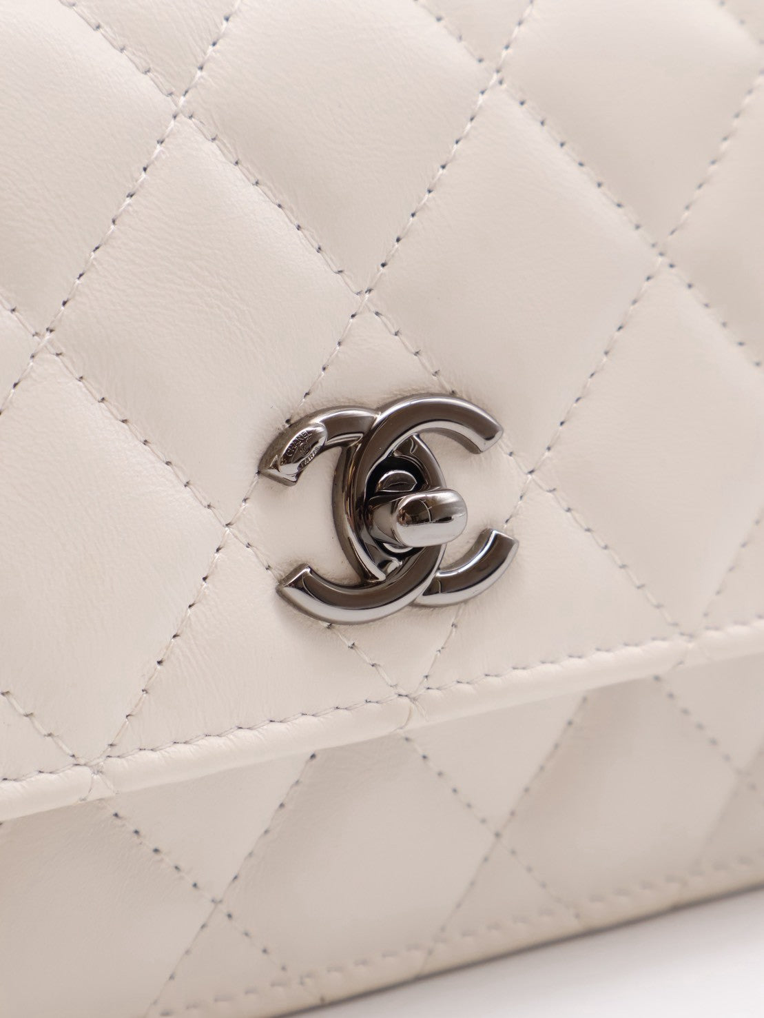 CHANEL 23K水鑽皮穿鍊手柄風琴包 - 白槍色
