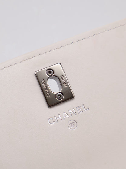 CHANEL 23K水鑽皮穿鍊手柄風琴包 - 白槍色