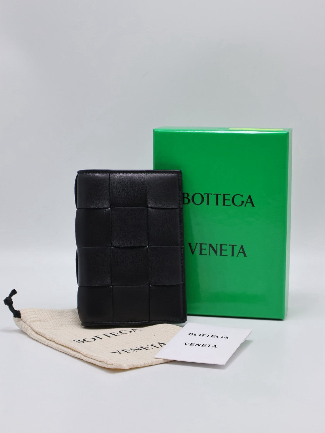 BOTTEGA VENETA Cassette經典編織護照夾 - 黑