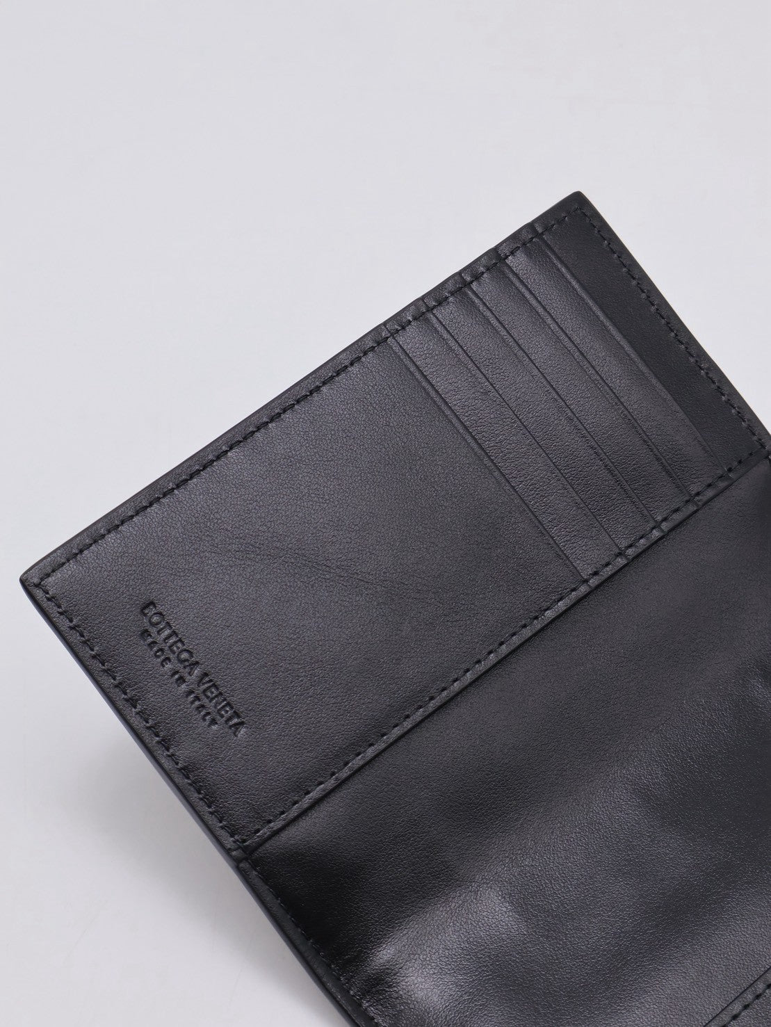 BOTTEGA VENETA Cassette經典編織護照夾 - 黑