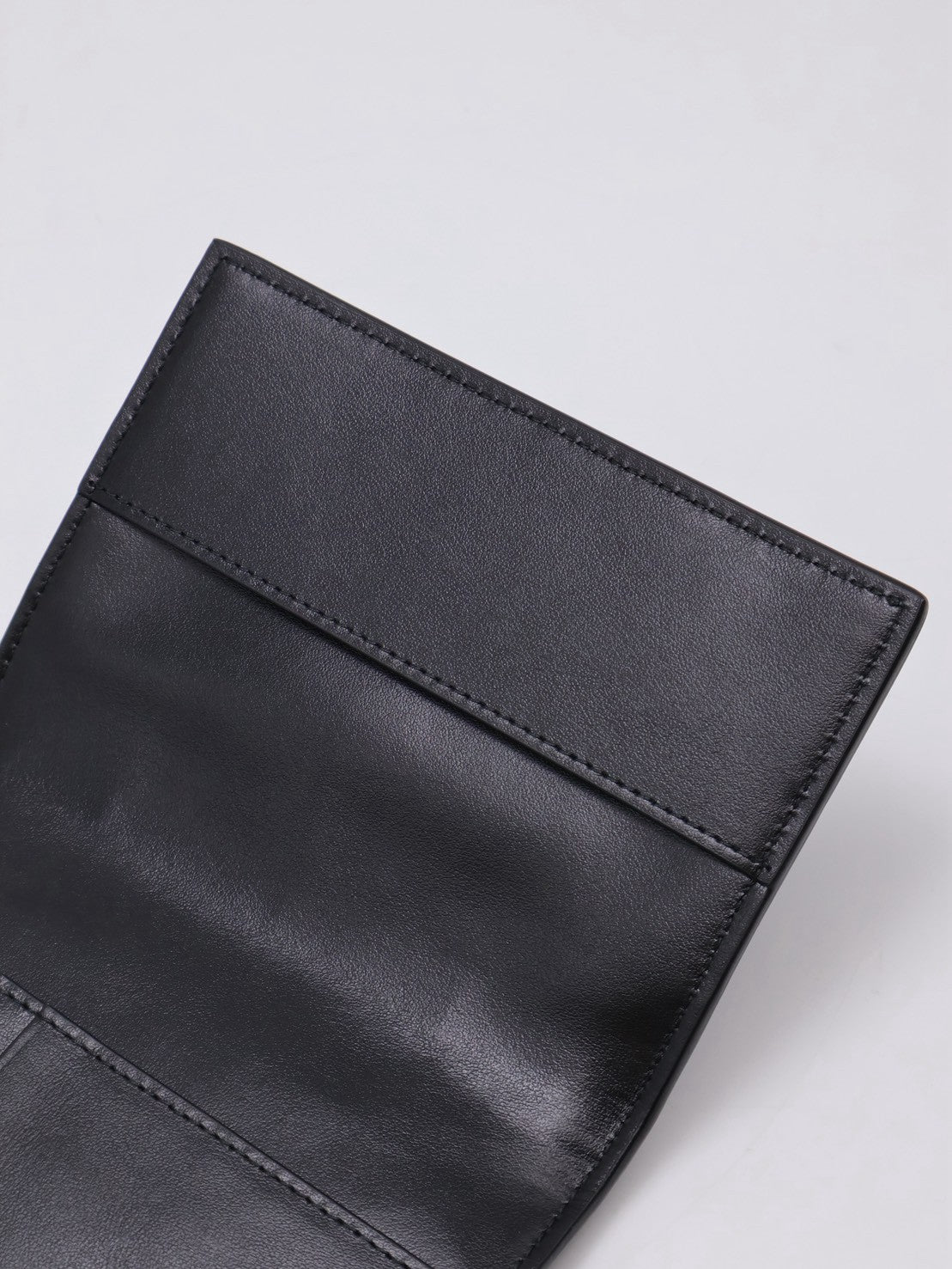 BOTTEGA VENETA Cassette經典編織護照夾 - 黑