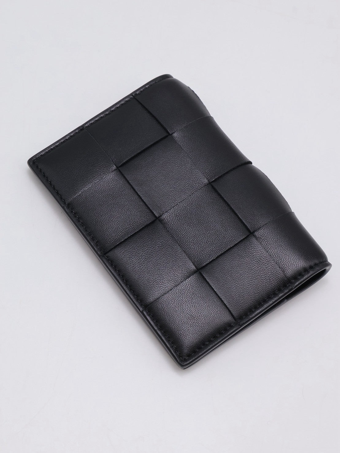 BOTTEGA VENETA Cassette經典編織護照夾 - 黑