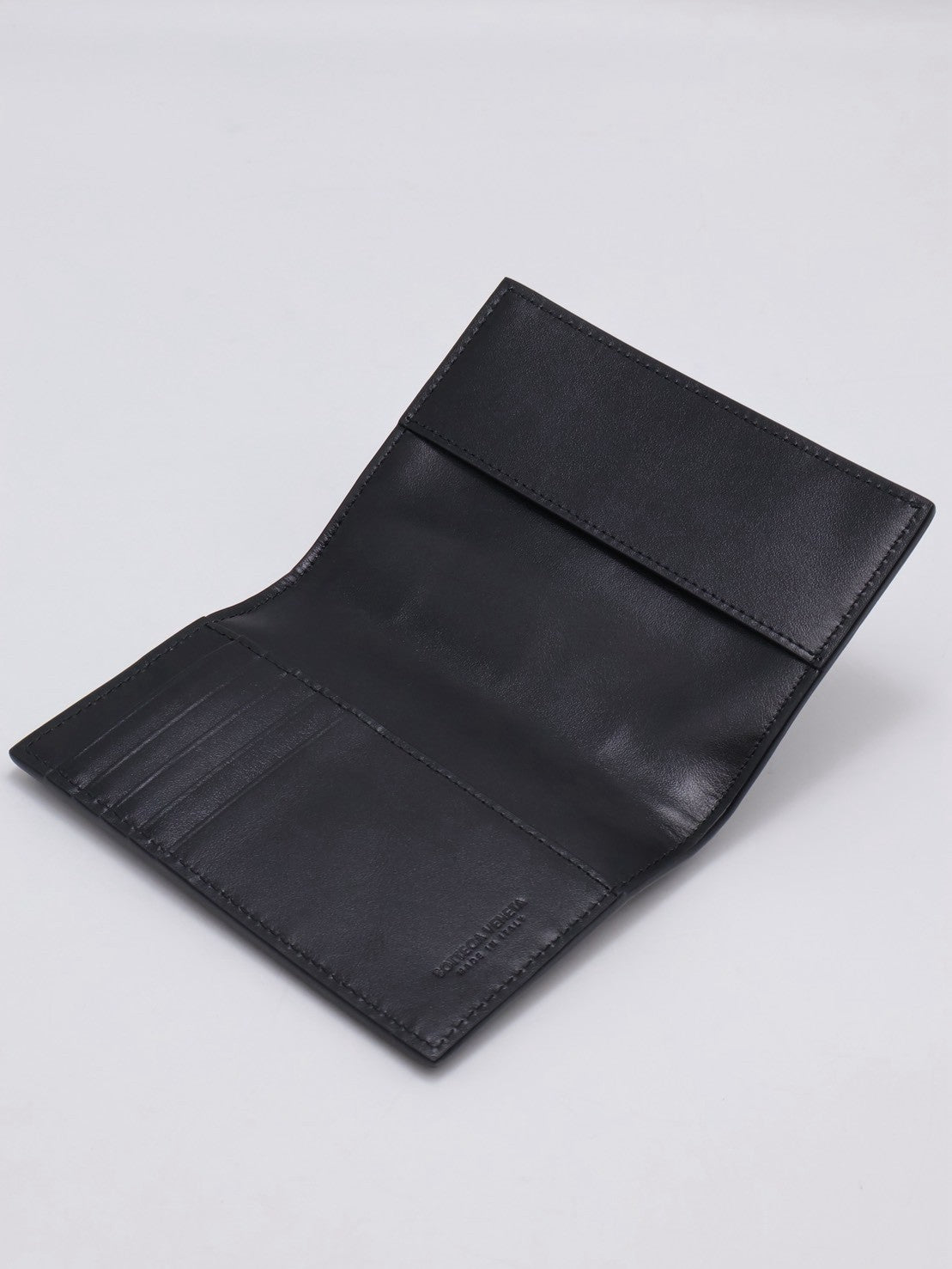 BOTTEGA VENETA Cassette經典編織護照夾 - 黑